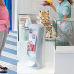 PODAJALNIK Interfold servet Tork visoka kapaciteta, z oglasnim oknom, bel, N4